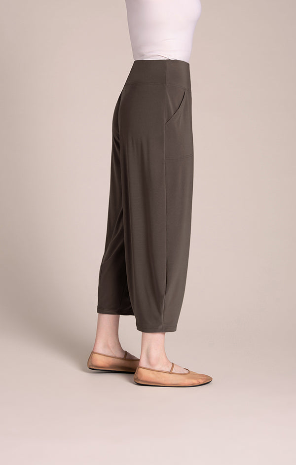 Sympli Narrow Lantern Pant |Tapenade